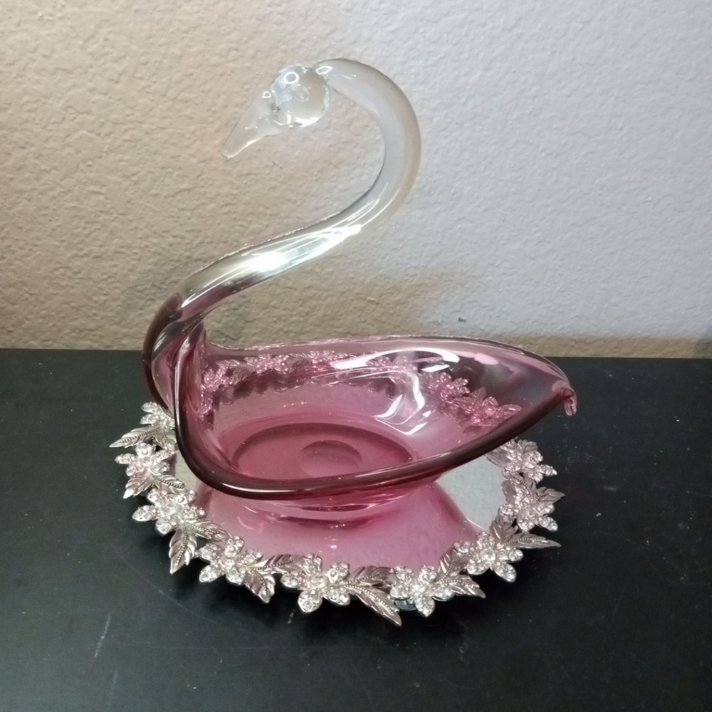 EXQUISITE VTG Pilgrim Cranberry Glass 7" Swan Bowl